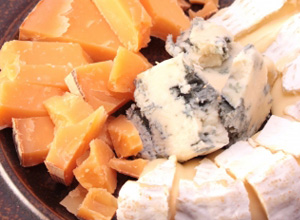 皿に盛られたチーズ盛り合わせの写真
